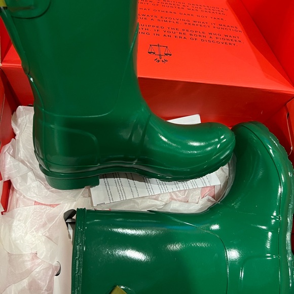 Women’s Green Shiny Rainboots - Picture 3 of 5